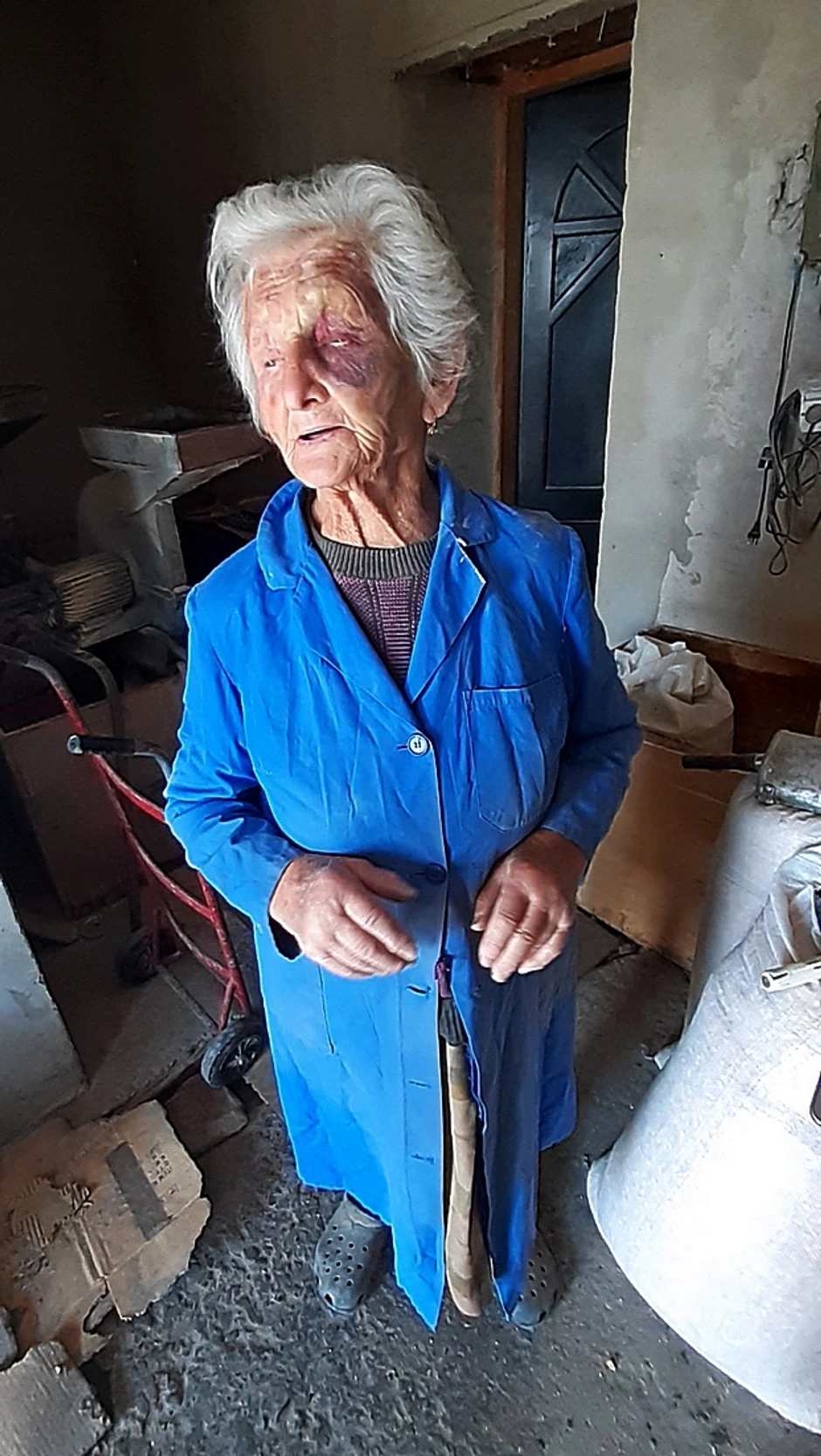 Nisu joj verovali da nema više novca, preturili su ceo stan, staricu tukli i pretili joj, a onda otišli sa 3.000 dinara