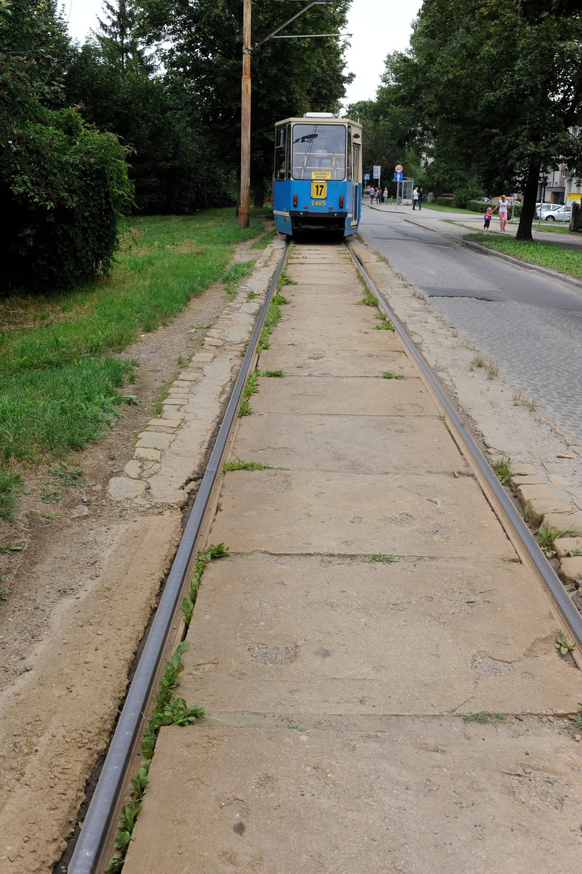 Tramwaj na torach na al. Przyjaźni