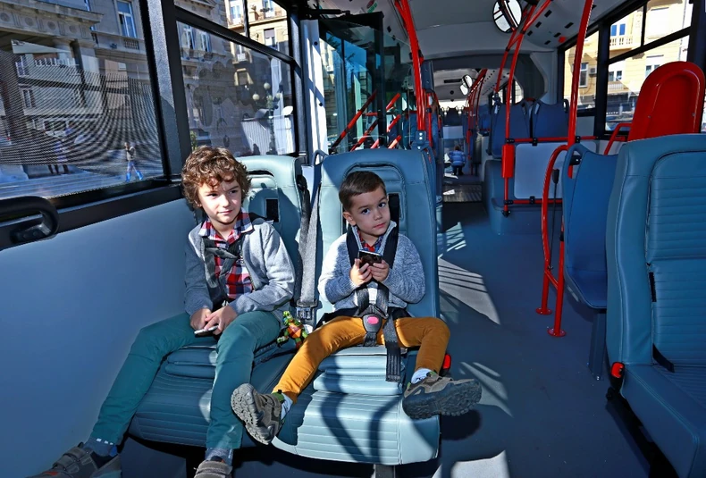 Mališani u novim sedištima