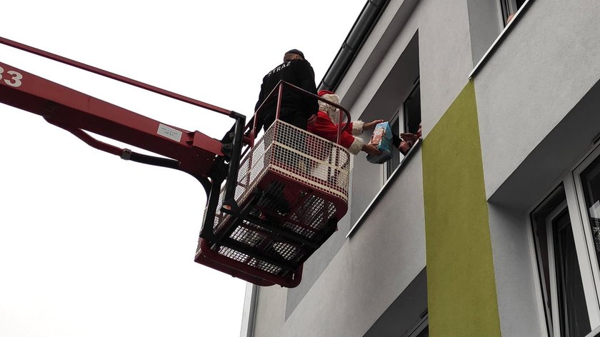 Mikołaj tym razem nie skorzystał z sań. Tak się dostał do DPS w Rąbieniu