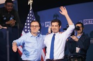 Pete Buttigieg (z prawej) i jego partner Chasten Glezman