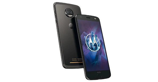 Ekran Moto Z2 Force przetrwał bez szwanku wszystkie testowe upadki, a to dzięki wielowarstwowej budowie. Górne warstwy z tworzywa sztucznego szczególnie efektywnie pochłaniają energię upadku. Wzorowo: producent daje na wyświetlacz cztery lata gwarancji.