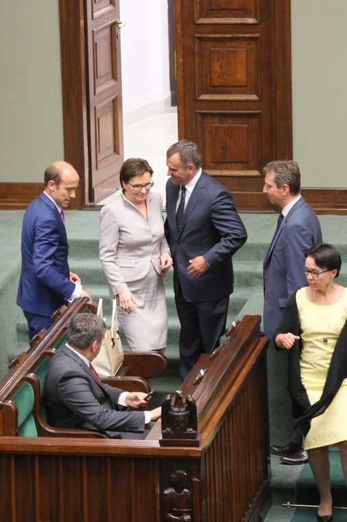 Premier Ewa Kopacz (C) i ministrowie, od lewej: wicepremier Janusz Piechociński (siedzi), sprawiedliwości Borys Budka, ustępujący minister skarbu Włodzimierz Karpiński, administracji i cyfryzacji Andrzej Halicki podczas wieczornych głosowań w Sejmie