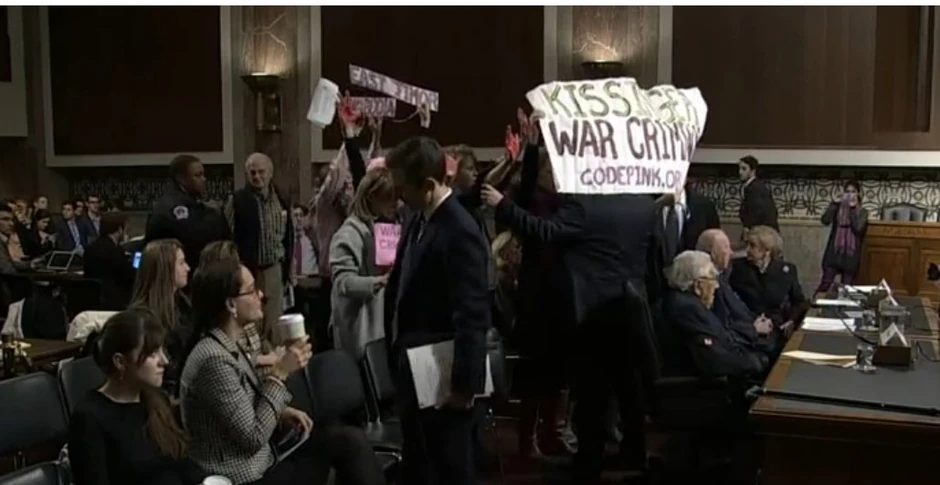 "Kisindžer ratni zločinac" - natpis je na jednom od transparenata