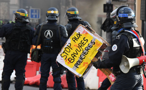 Protest "żółtych kamizelek" i kolejne zamieszki w centrum Paryża