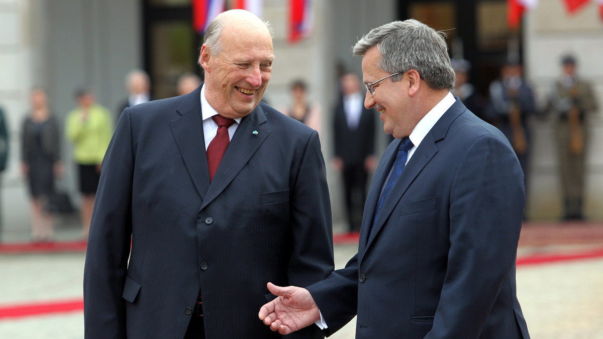 Od ceremonii oficjalnego powitania na dziedzińcu Pałacu Prezydenckiego rozpoczęła się trzydniowa oficjalna wizyta norweskiej pary królewskiej w Polsce. Król Harald V i królowa Sonja - oprócz Warszawy - odwiedzą Kraków.