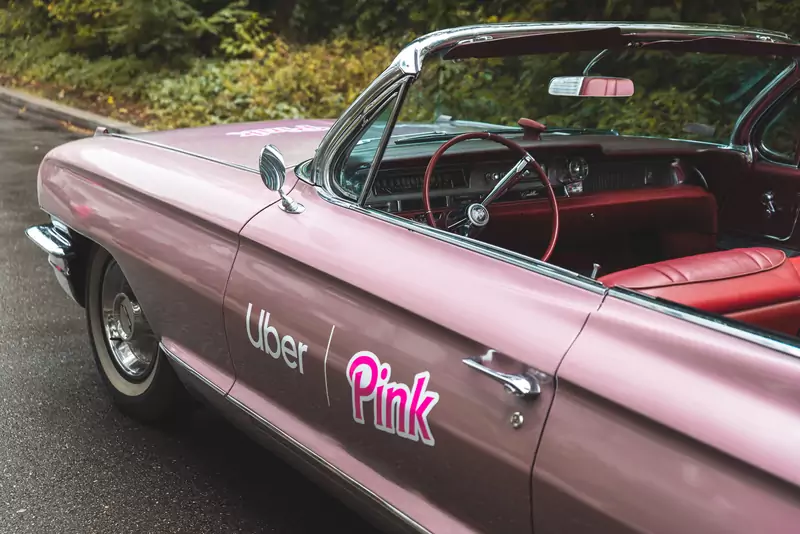 Julia Wieniawa w różowym cadillacu – Ty też możesz zasiąść w aucie jak z bajki dzięki akcji Uber Pink