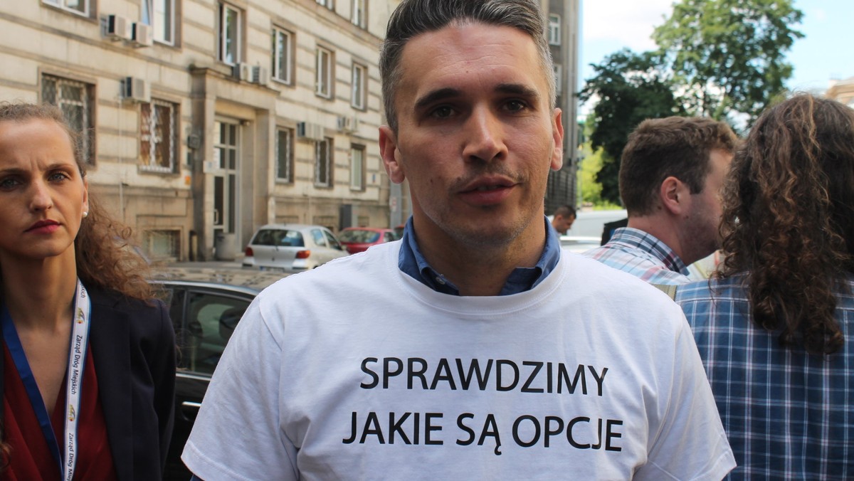 - W centrum Warszawy nie ma już rezerw, by rozbudowywać układ drogowy. Jedyna możliwość poprawienia płynności ruchu to praca na sygnalizacji świetlnej oraz zachęcanie ludzi do przemieszczania się komunikacją publiczną, pieszo lub rowerem – mówi Łukasz Puchalski, nowy szef stołecznego Zarządu Dróg Miejskich. Dziś przedstawił swoje plany na przyszłość.