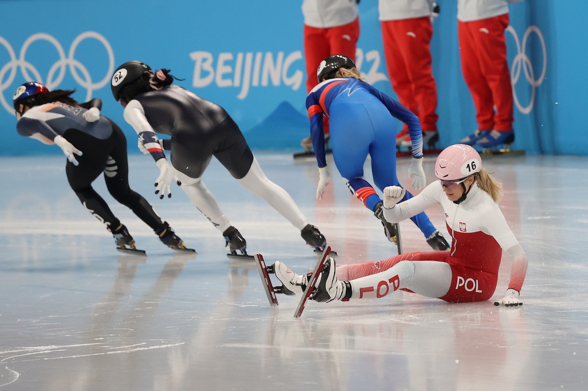 Natalia Maliszewska (P) upada podczas biegu ćwierćfinałowego na 1000 m w short tracku
