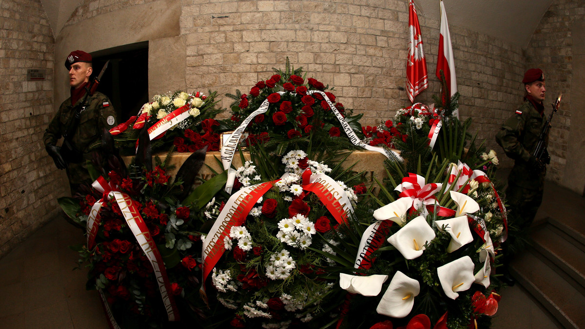 Marta Kaczyńska złożyła rano kwiaty na grobie swoich rodziców w krypcie katedry na Wawelu. Hołd tragicznie zmarłej parze prezydenckiej Lechowi i Marii Kaczyńskim oddali także parlamentarzyści PiS z Małopolski.