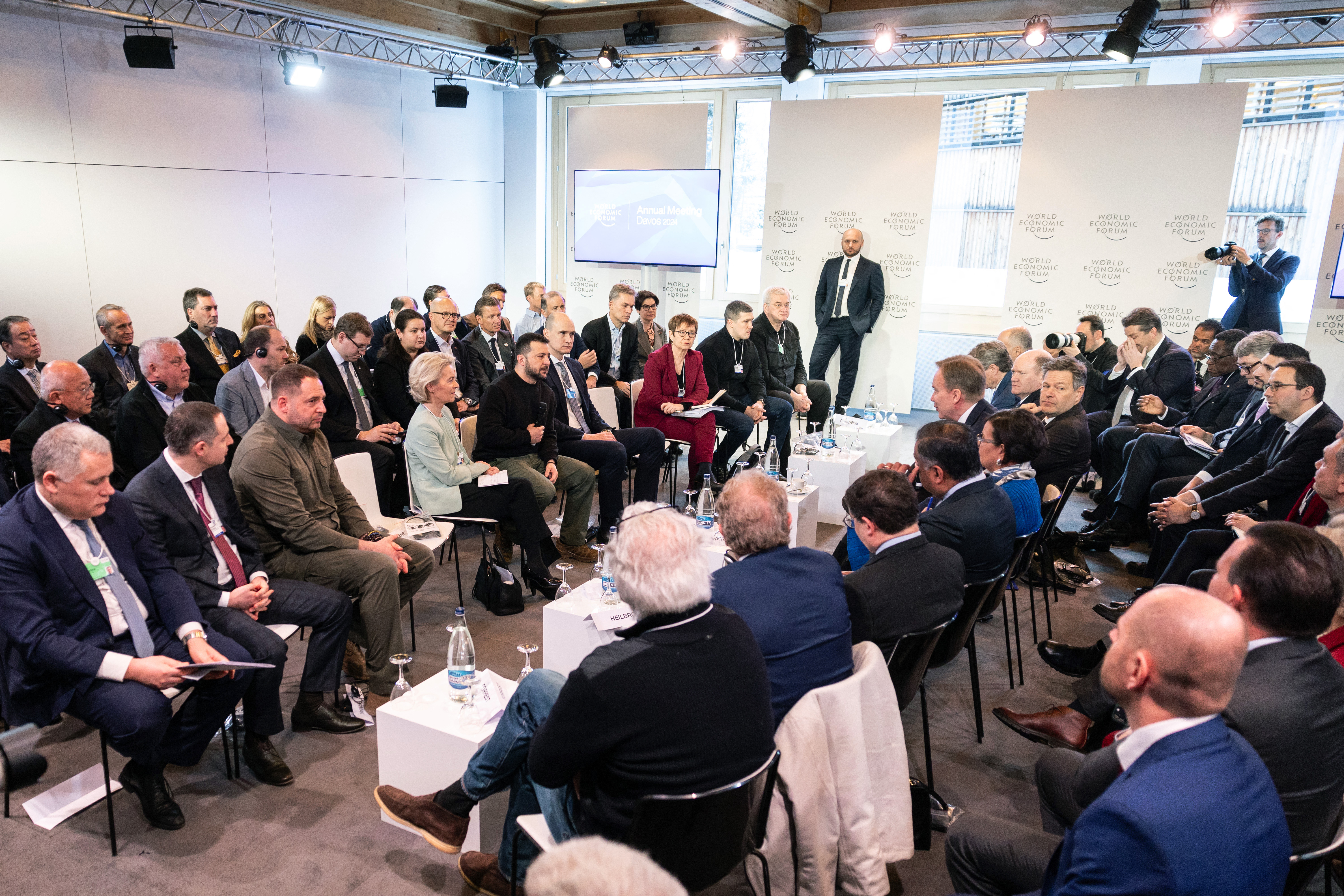 Zelensky teme che l'Ucraina venga dimenticata mentre la Russia bombarda Kiev