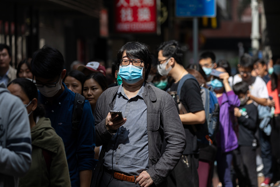 Ludzie w Hongkongu noszący maseczki w obawie przed wirusem