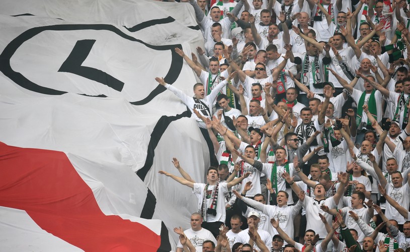 Skandal na Narodowym. Bramkarz Legii trafiony racą. Bójka kibiców. Stadion cały w dymie
