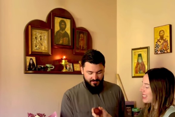 DOM PUN IKONA I CVEĆA Danica Crnogorčević sa suprugom i najmilijima za Vaskrs: Kucali se jajima, a njena reakcija zbog rezultata sve je nasmejala na mrežama (FOTO)