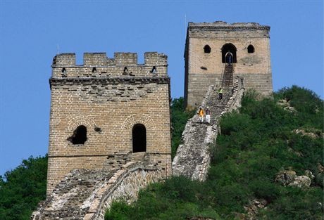 Tourists make their way down a dilapidated section of the Great Wall of China, at Simatai, northeast of Beijing, 01 July 2007. This Ming-dynasty Wall was built as one of four major strategic strongholds for defensive puropses from tribes invading from the north. China's Great Wall is one of 18 candidates which will be narrowed down to the New Seven Wonders of the World on 07 July 2007 in Lisbon.  AFP PHOTO/TEH ENG KOON
