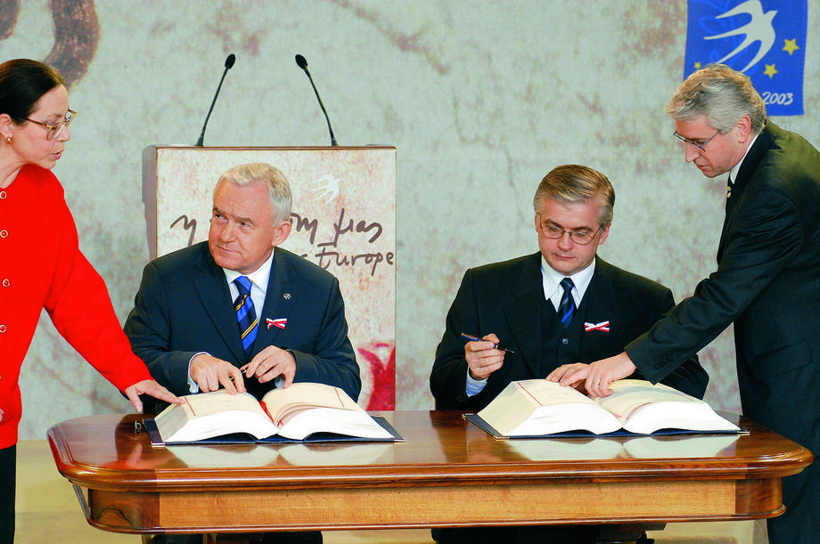 Do przyjęcia wspólnej waluty zobowiązaliśmy się w traktacie akcesyjnym do UE. W imieniu Polski podpisali go w 2003 r. ówczesny premier Leszek Miller i szef MSZ Włodzimierz Cimoszewicz.