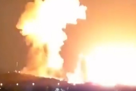 (VIDEO) RAZBIJAČI BUNKERA PRETVORILI NOĆ U DAN! Tramp objavio apokaliptičan snimak razaranja ključnog iranskog grada