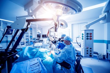 Ha 5 cm-nél kisebb az aneurizma, akkor rendszeres kontroll mellett gyógyszeres kezelést írnak elő, melynek célja elsősorban a vérnyomás csökkentésével csökkenteni az érfal feszülését. A gyógyszerek nagymértékben csökkentik az aneurizma megrepedésének valószínűségét, de teljes mértékben sajnos nem tudják kiküszöbölni a kockázatot.