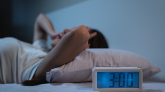 5 wskazówek od psychologa, jak przetrwać zmianę czasu na zimowy bez strat dla zdrowia