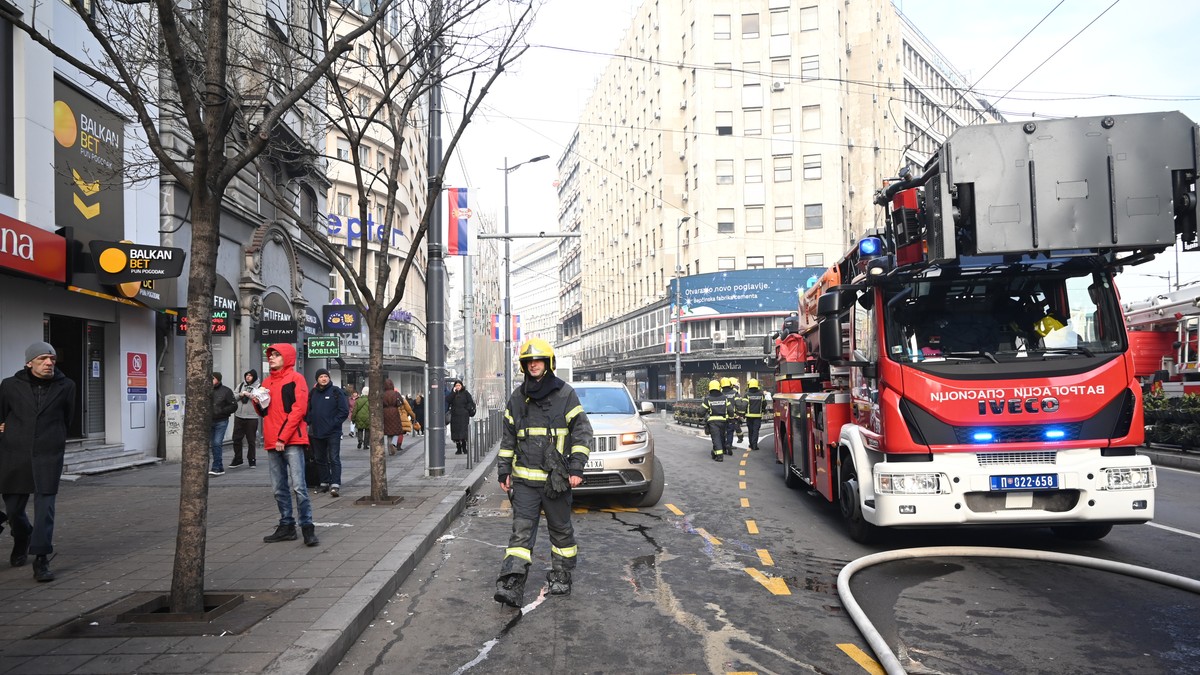 Požar u zgradi pored hotela na Terazijama