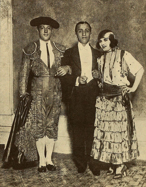 Rudolph Valentino, Manuel Reachi i Pola Negri na balu kostiumowym w Los Angeles w 1930 r.