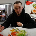 Tajemniczy lokal w Warszawie podbił serce znanego youtubera. Wielu płacze, widząc jego film