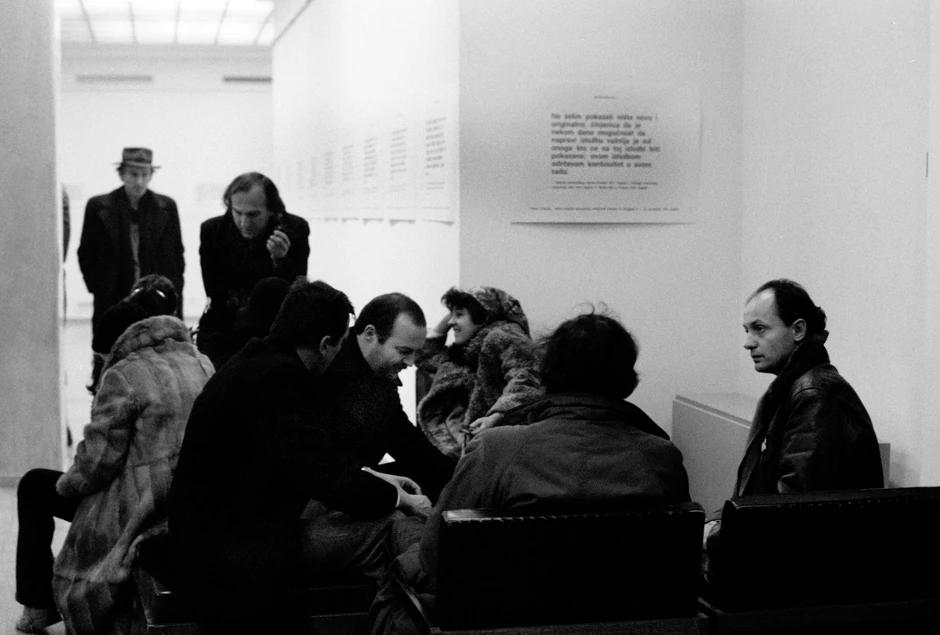 Društvo na otvaranju izložbe Gorana Trbuljaka, Salon MSU, 1981.