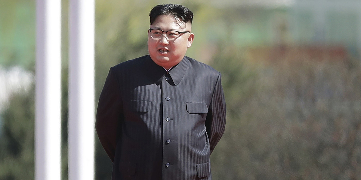 Zarówno dziadek Kim Dzong Una, Kim Ir Sen, jak i jego ojciec, Kim Dzong Il, publicznie obiecywali wstrzymanie prac nad bronią nuklearną, ale kontynuowali je w tajemnicy. 