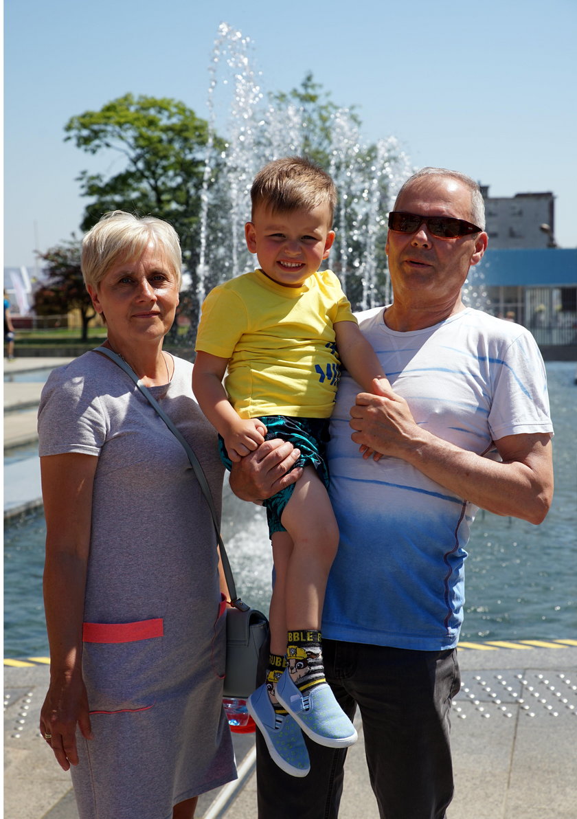 Gdańszczanie Elżbieta i Tadeusz Kuras z wnukiem Antonim