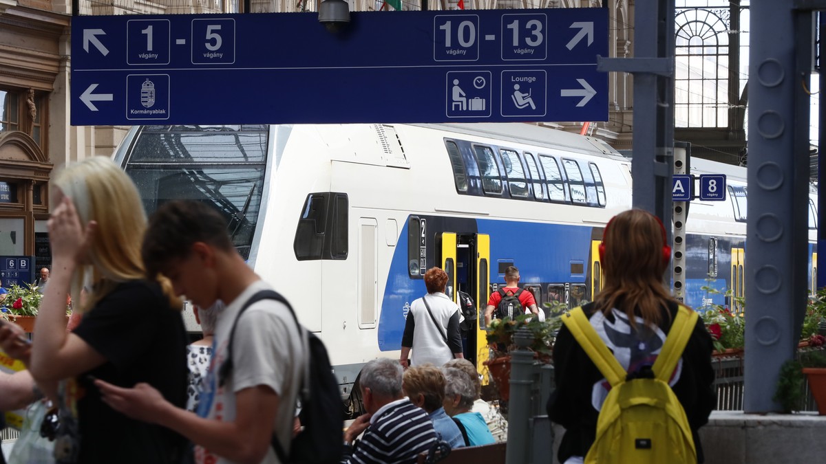 Több mint egy órát vesztegelt zárt ajtókkal egy vonat Kelenföldtől nem messze: így reagáltak az utasok a váratlan helyzetre