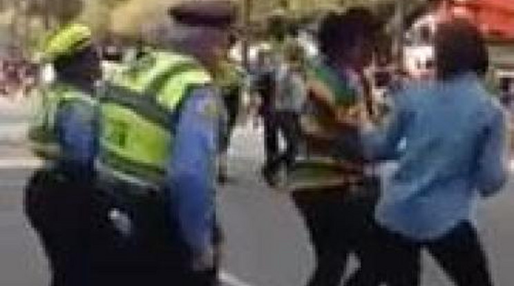 Nekiállt táncolni az utcabálon a rendőr - videó