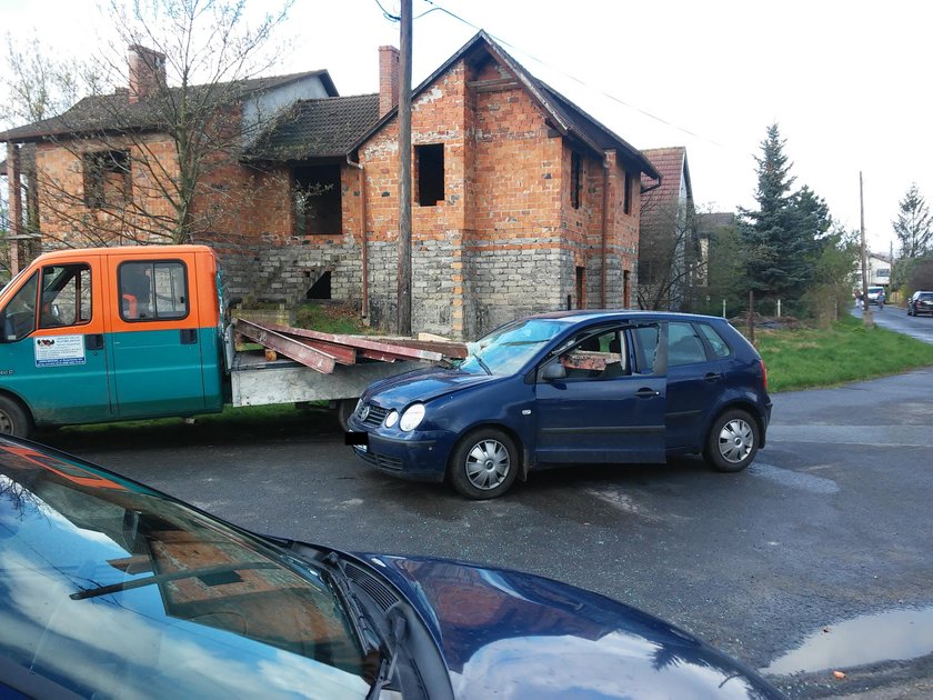 Metalowe sztaby przebiły osobówkę