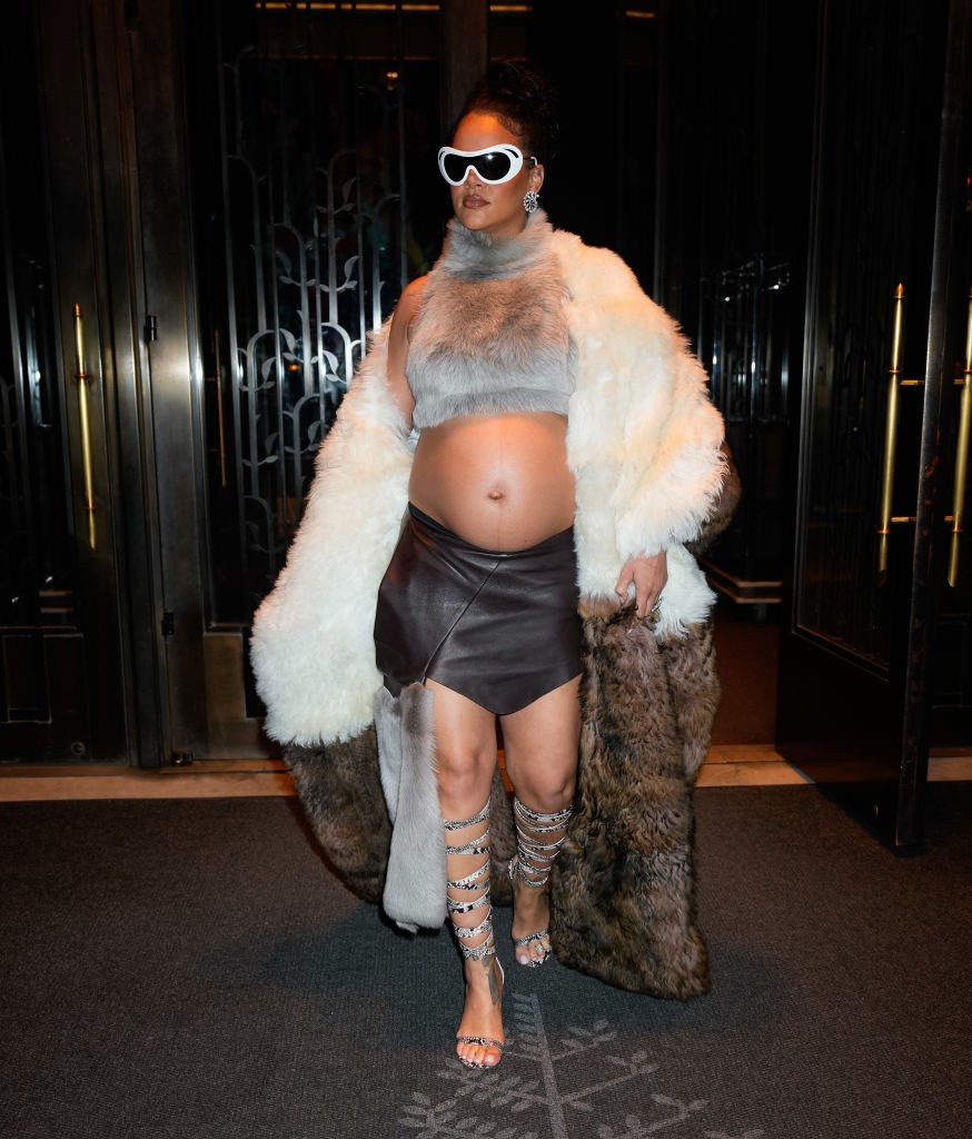 Rihanna nem csak a szőrős kiegészítőkre, a kerekedő pocakra is igent mondott, mint az outfit része. 