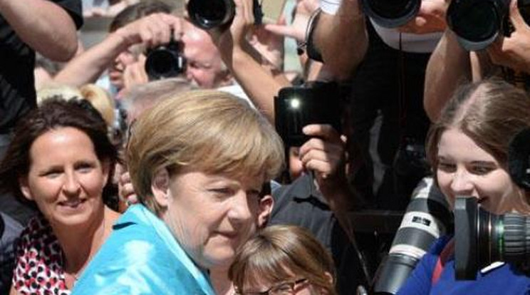Eszméletét vesztve csúszott székéről a földre Angela Merkel!