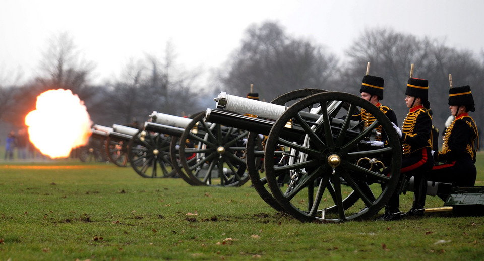 BRITAIN QUEEN'S ROYAL GUN SALUTE