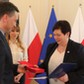 Prokurator Beata Marczak odbiera medal z rąk Zbigniewa Ziobry