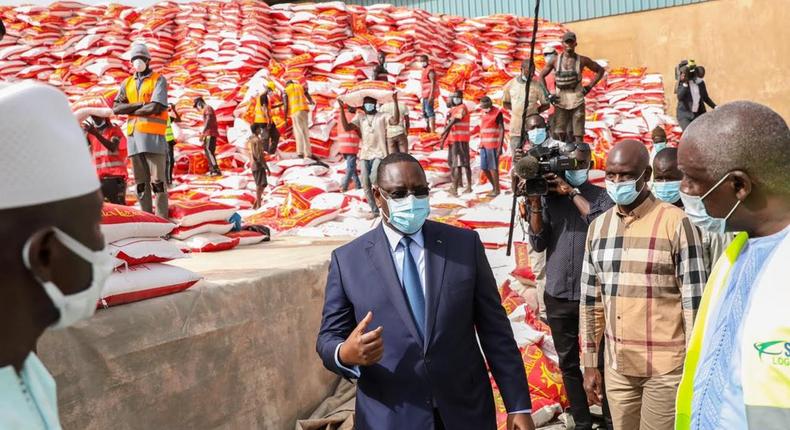 Macky Sall a donné le samedi 11 avril 2020 le coup d'envoi pour la distribution de l'aide alimentaire d'urgence destinée à près d'un million de ménages sénégalais, à cause du crise économique engendrée par la pandémie du nouveau Coronavirus.