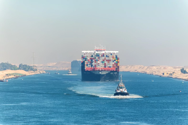 Statek handlowy przeprawiający się przez Kanał Sueski