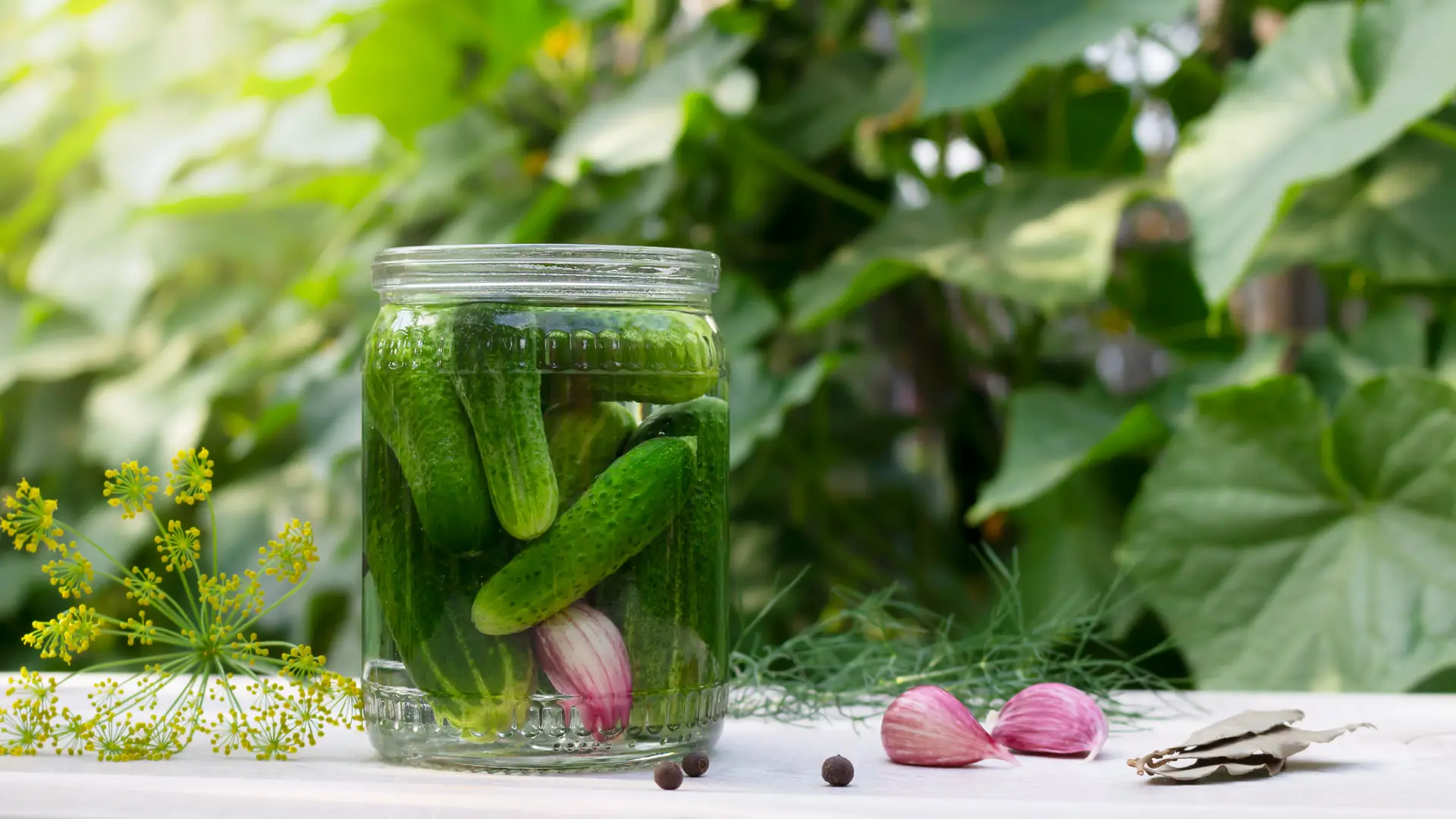 Ogórki małosolne. Przepis na te najbardziej chrupiące i aromatyczne!