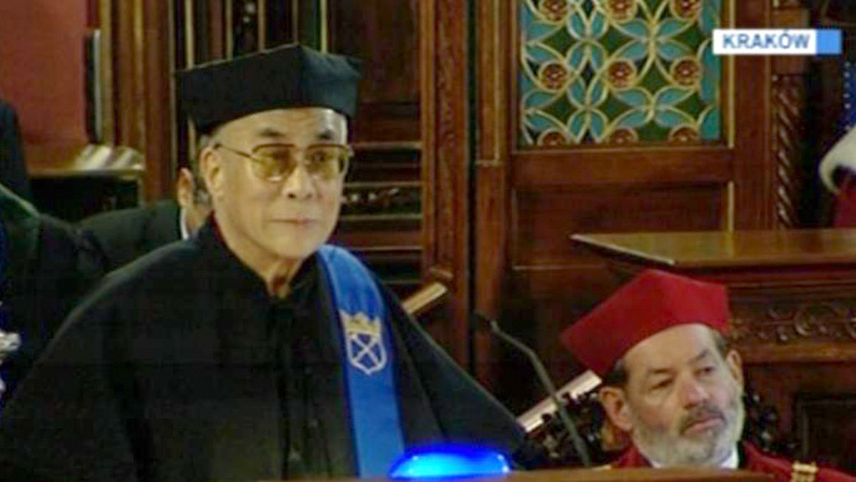 Do Krakowa duchowy przywódca Tybetańczyków przybył na zaproszenie Uniwersytetu Jagiellońskiego, który nada mu tytuł doktora honoris causa - donosi "Gazeta Wyborcza".