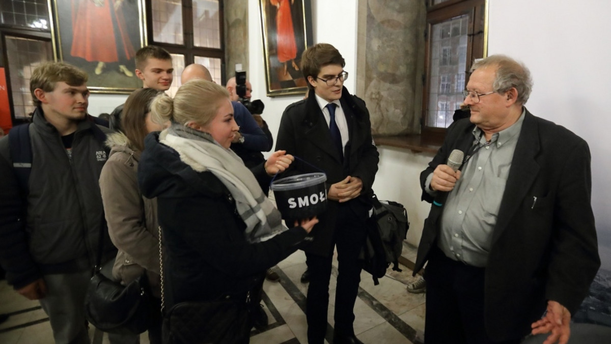 Urzędnicy z prezydentem Adamowiczem na czele przekonują, że to Młodzież Wszechpolska zakłóciła wczorajsze spotkanie z Adamem Michnikiem, tym samym wykluczając się z poważnej debaty. Z kolei wszechpolacy mówią o happeningu, który został brutalnie przerwany. Ci ostatni uważają, że włodarz Gdańska użył siły fizycznej wobec reprezentantek MW. - Dzisiaj składamy zawiadomienie do prokuratury - zapowiadają.