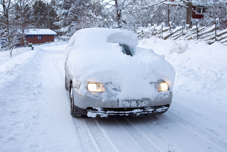 5. Jazda brudnym lub zaśnieżonym autem