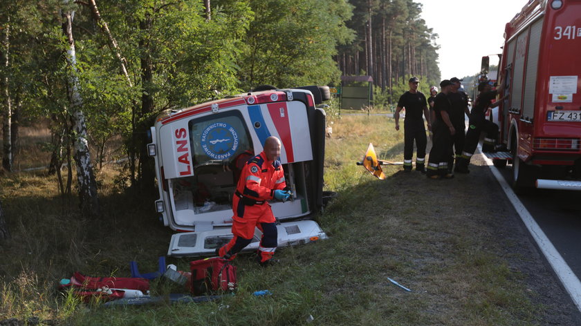 Karetka staranowała skodę. Pacjentka nie żyje