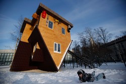 Jednorodzinny dom postawili do góry nogami. Takie rzeczy także w... GALERIA