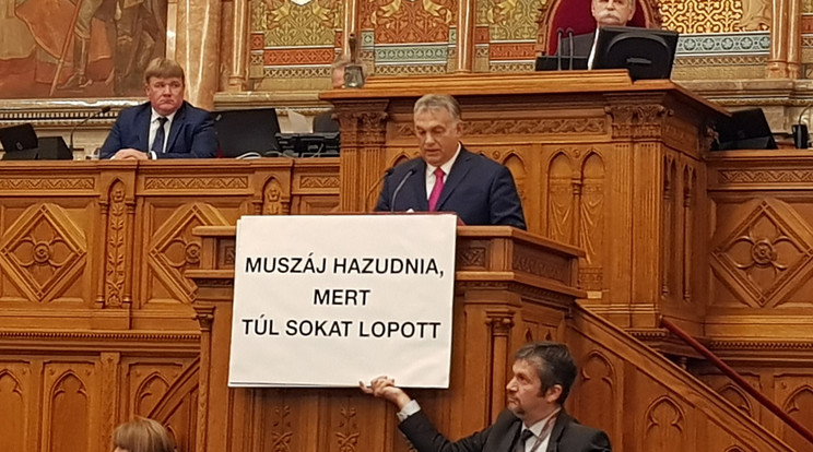 2019-ben az éppen beszédet mondó Orbán Viktor előtt táblákat kezdett mutogatni a független képviselő, Hadházy Ákos