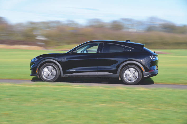 Ford Mustang Mach-E kontra Tesla Model 3