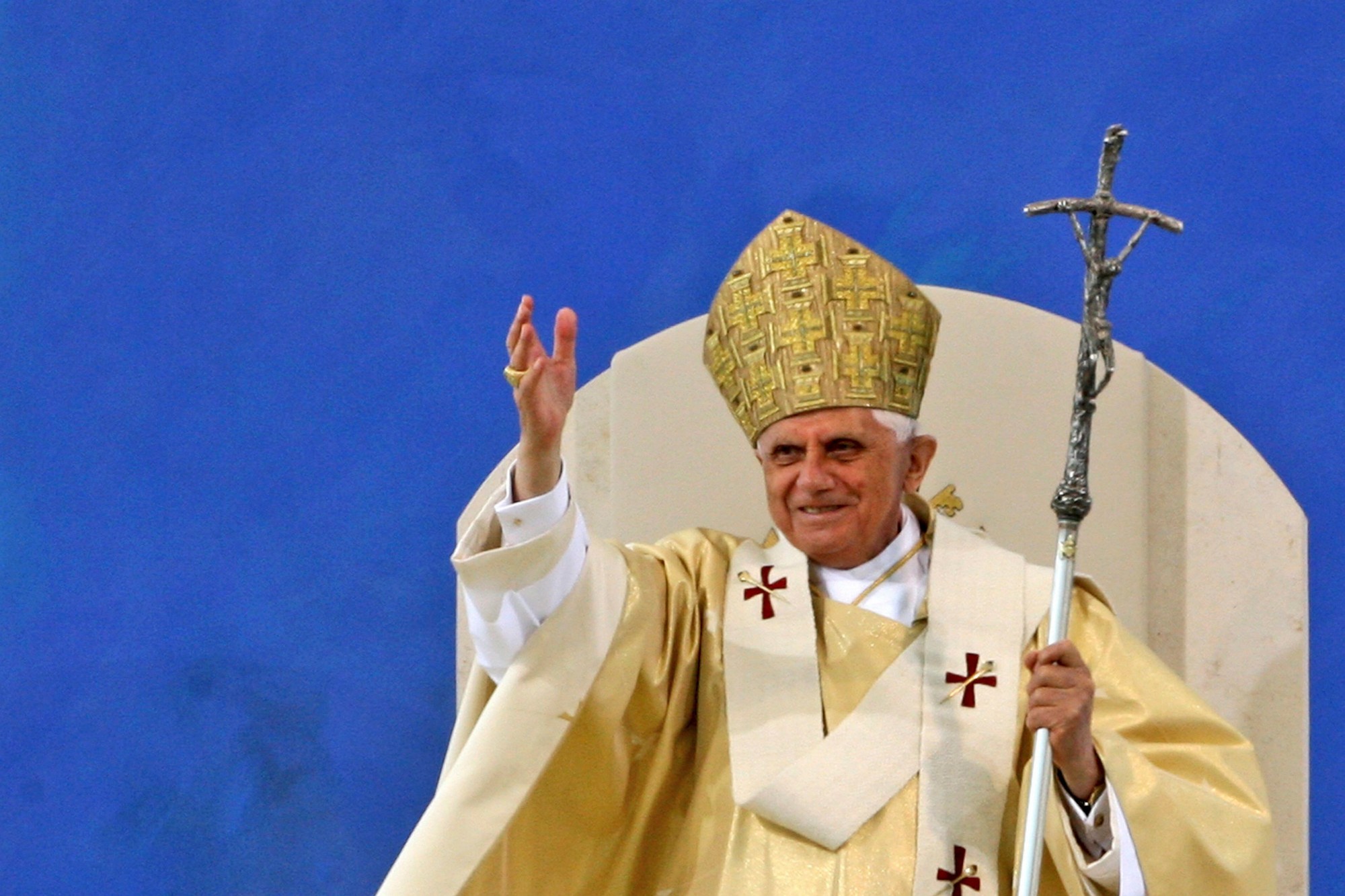 Emeritný pápež Benedikt XVI. zomrel vo veku 95 rokov.