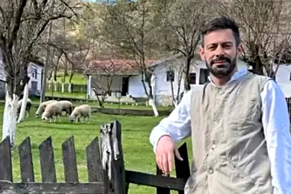 VUNENE ČARAPE I OPANKE Naš glumac otišao na selo, pa se slikao pored ovaca: Pokazao raj u kojem uživa