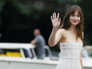 8 bizonyíték, hogy Dakota Johnson a pucérruhák koronázatlan királynője