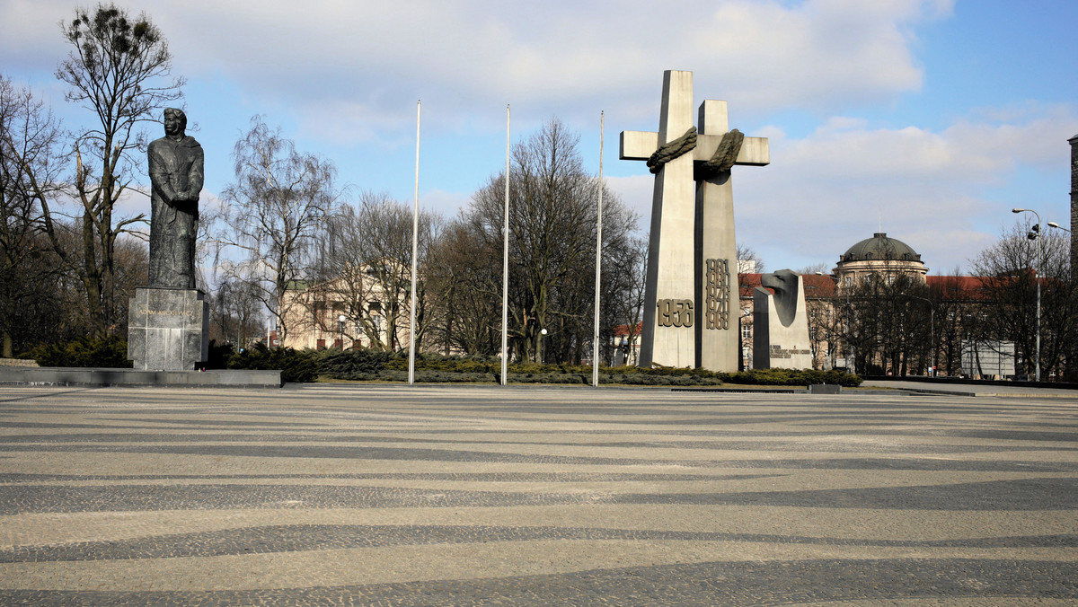 Antyterrorystyczne ławki na placu Mickiewicza w Poznaniu
